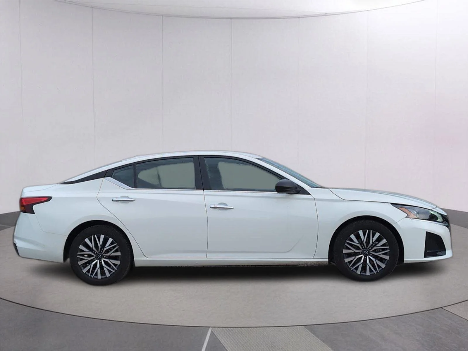 Used 2025 Glacier White Nissan SV image 8
