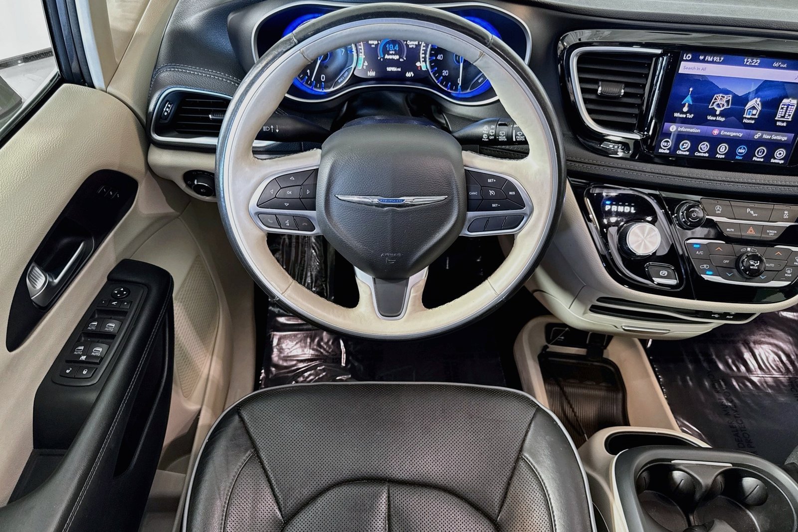 Used 2020 Granite Crystal Metallic Clearcoat Chrysler Limited image 21