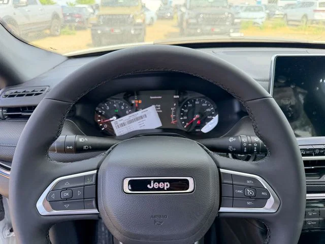 New 2026 Bright White Clear-Coat Exterior Paint Jeep Latitude image 14