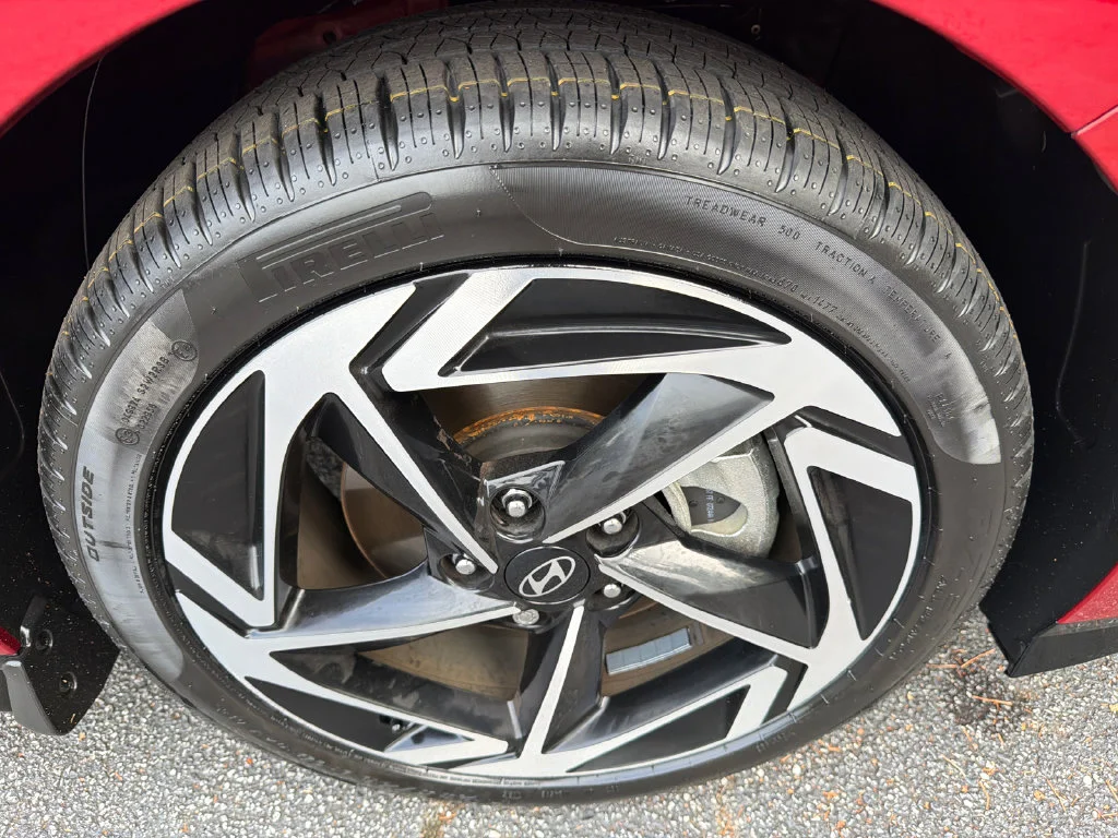 Used 2025 Red Hyundai SEL Convenience image 12
