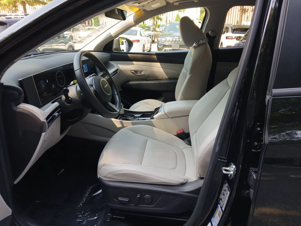 Used 2025 Black Hyundai SEL Convenience image 17