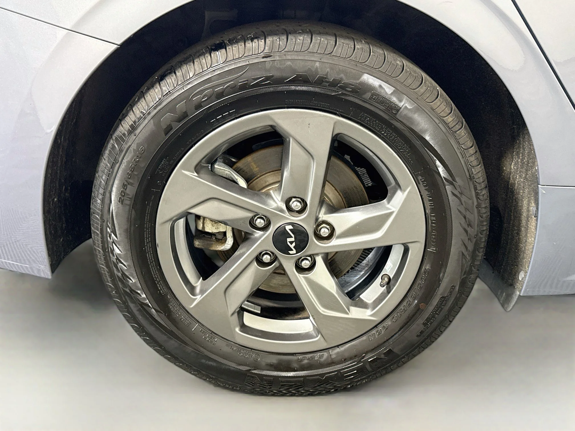Used 2023 Everlasting Silver Kia LXS image 29