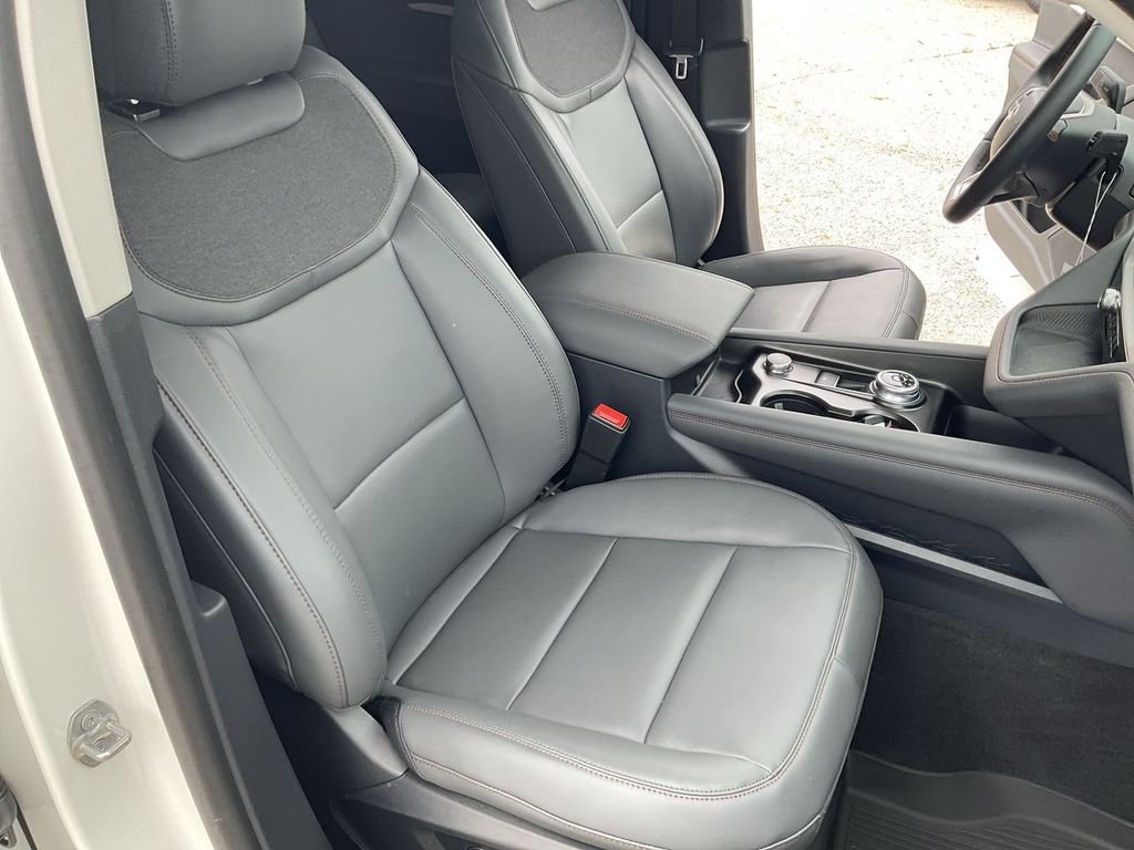 New 2026 Star White Metallic Tri-Coat Ford Active image 25