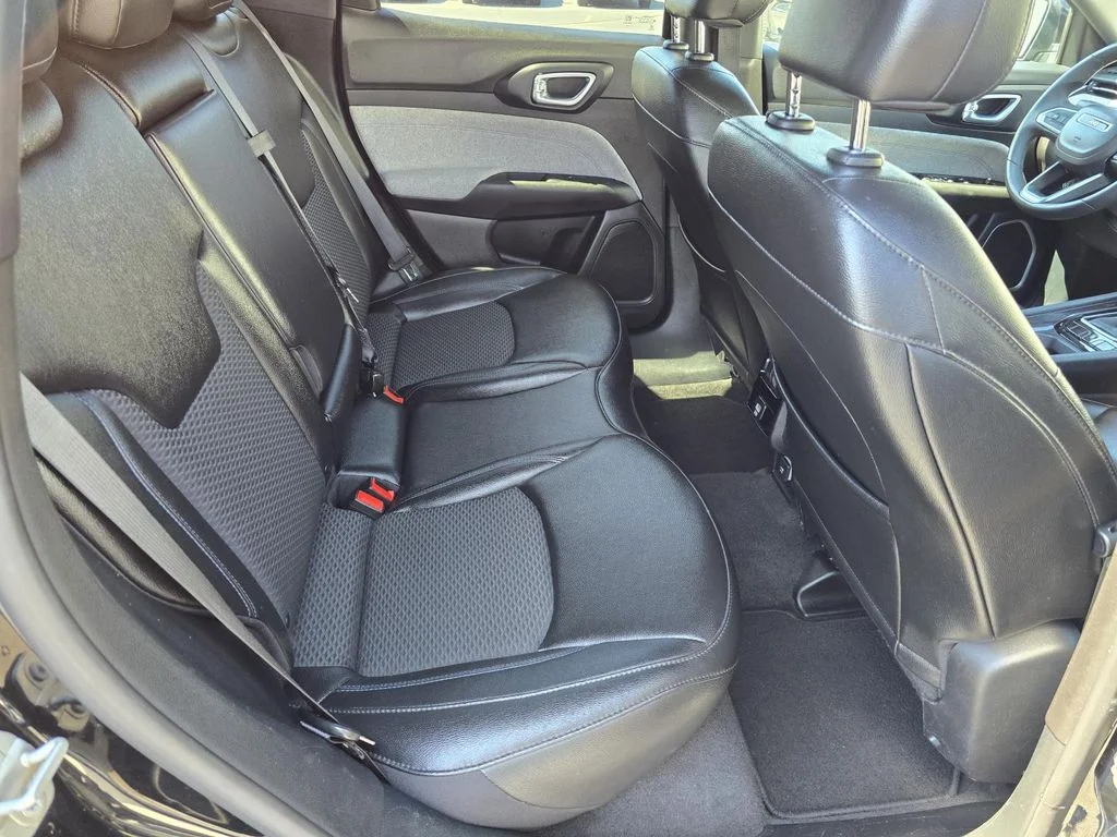 Used 2024 Diamond Black Crystal Pearlcoat Jeep Latitude image 20