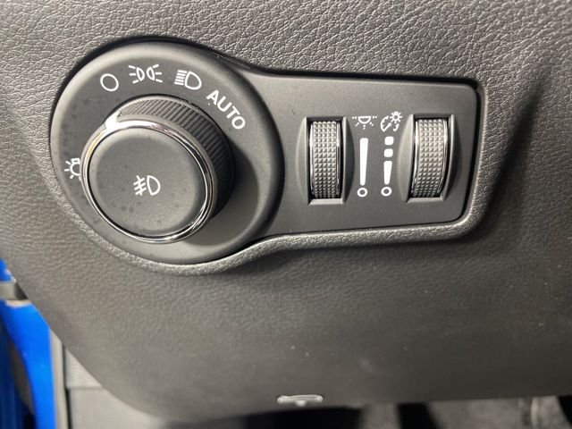 New 2026 Hydro Blue Pearlcoat Jeep Latitude image 28