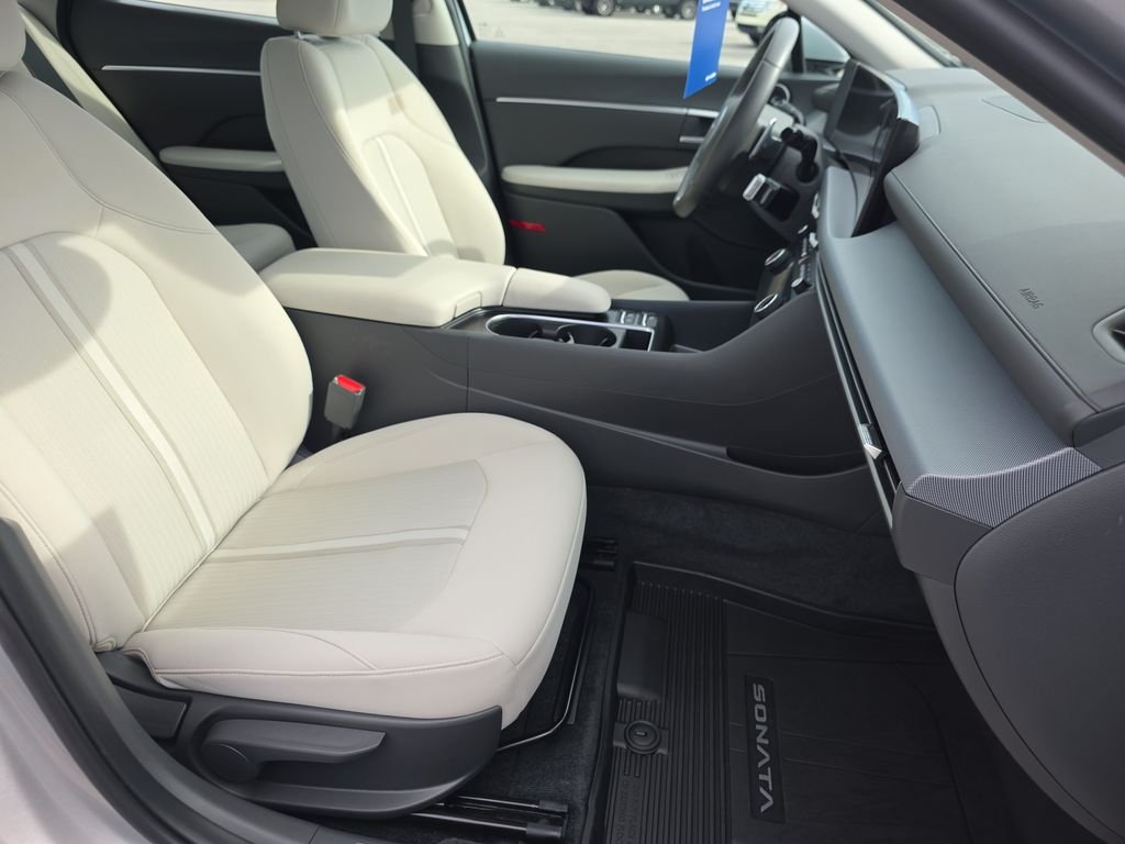 Used 2025 Aero Silver Hyundai SEL Convenience image 35
