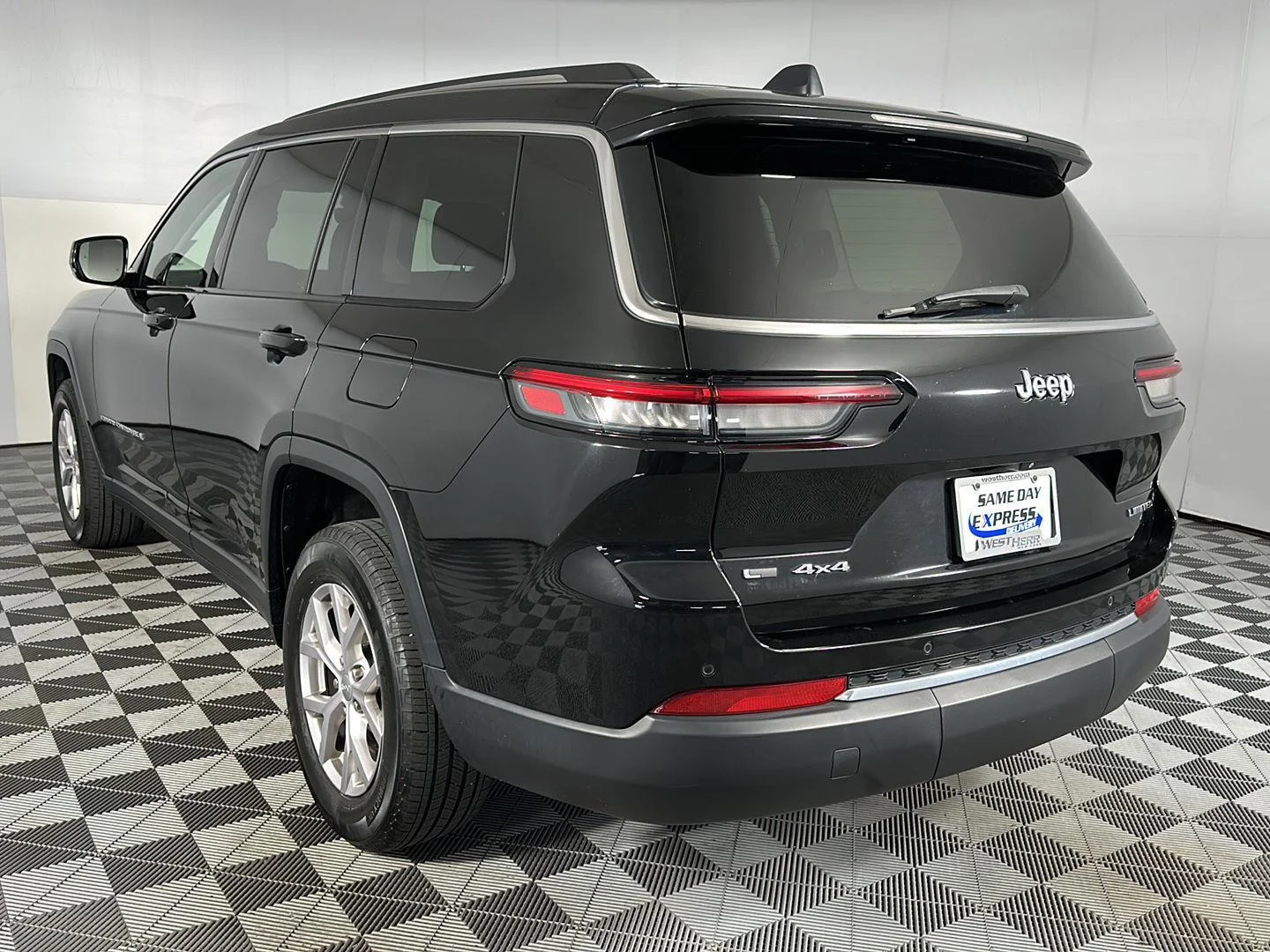 Used 2021 Diamond Black Crystal Pearlcoat Jeep Limited image 27
