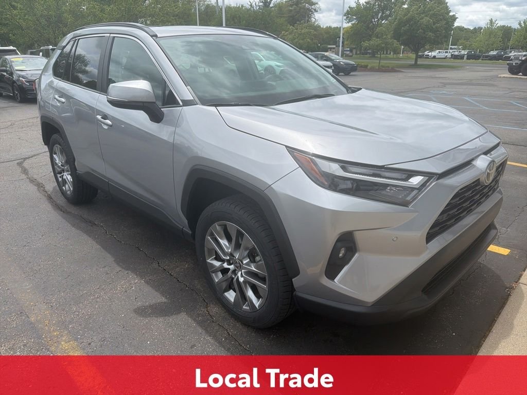 Certified Used 2022 Silver Toyota XLE Premium image 5