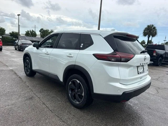 Used 2025 White Nissan SV image 5
