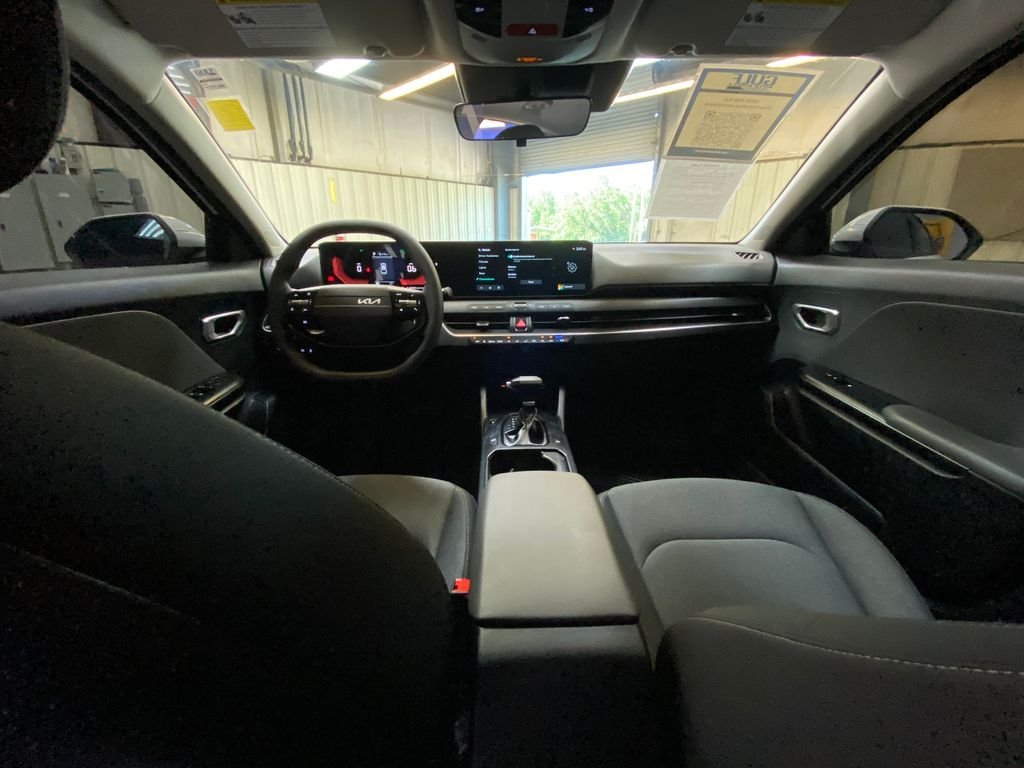 Used 2025 White Kia LXS image 18