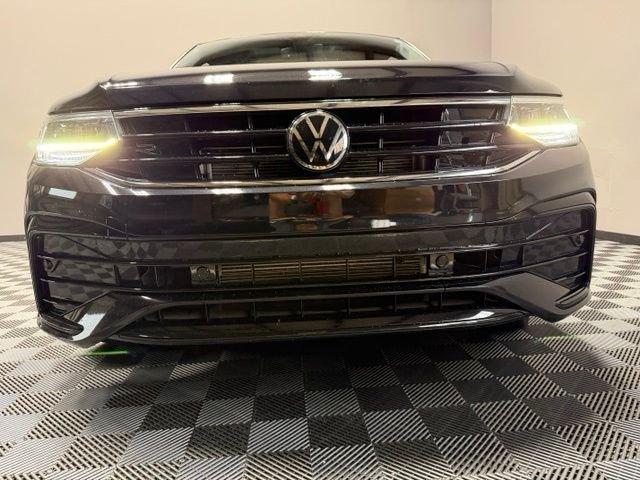Certified Used 2022 Deep Black Pearl Effect Volkswagen 2.0T SE R-Line Black image 3