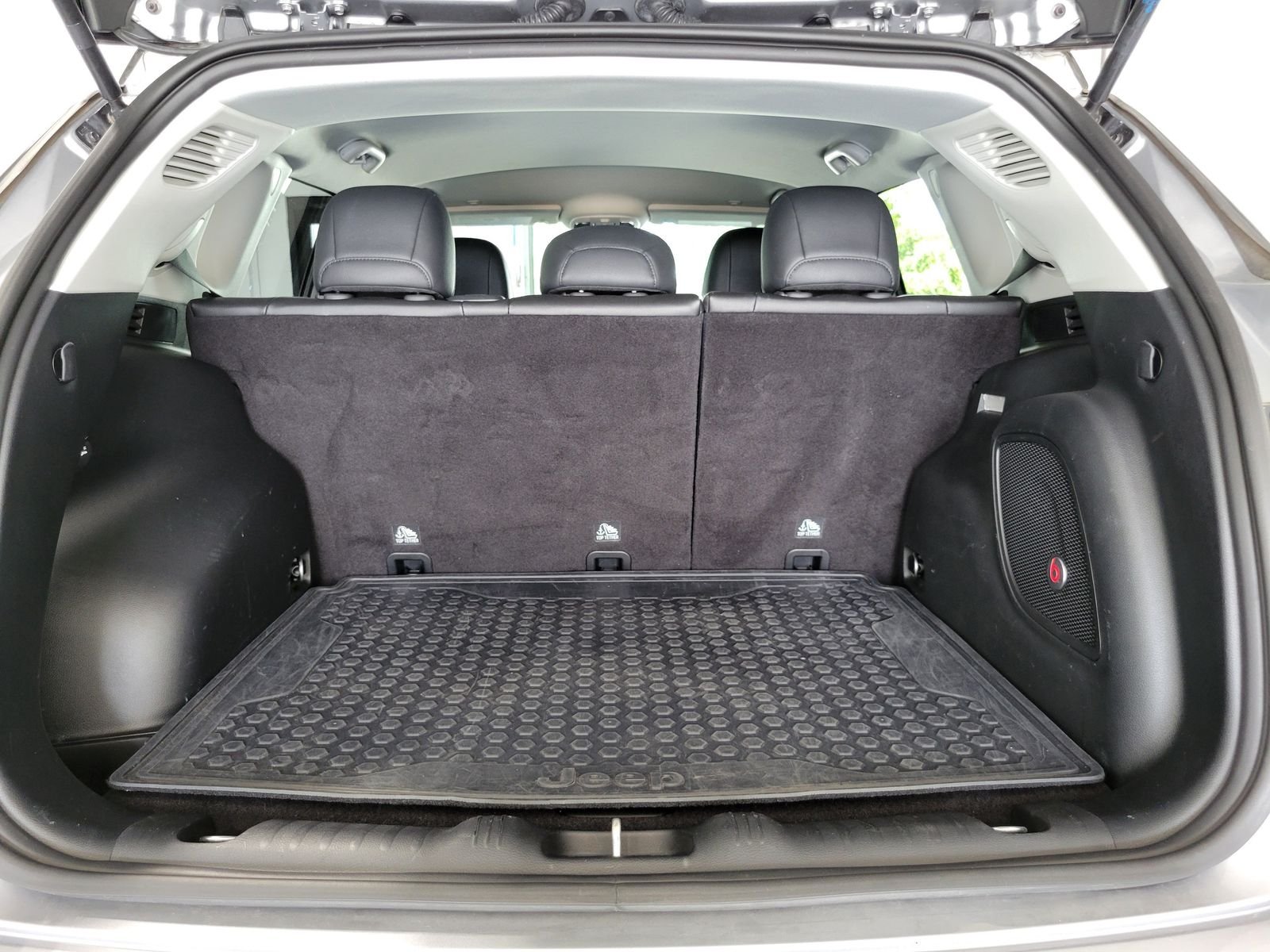 Used 2019 Silver Jeep Limited image 31