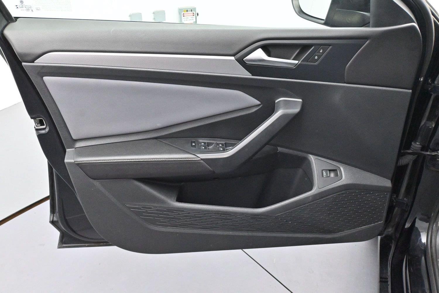 Used 2025 Deep Black Pearl Volkswagen SE image 10