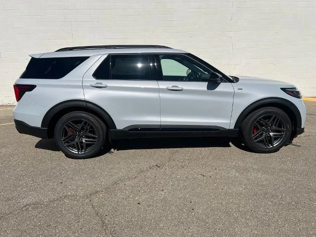 New 2026 Space White Metallic Ford ST-Line image 43