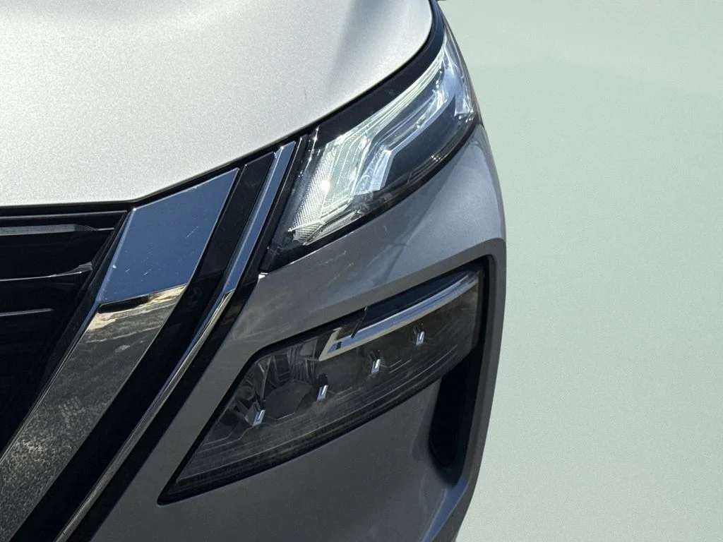 Used 2021 Silver Nissan Platinum image 17