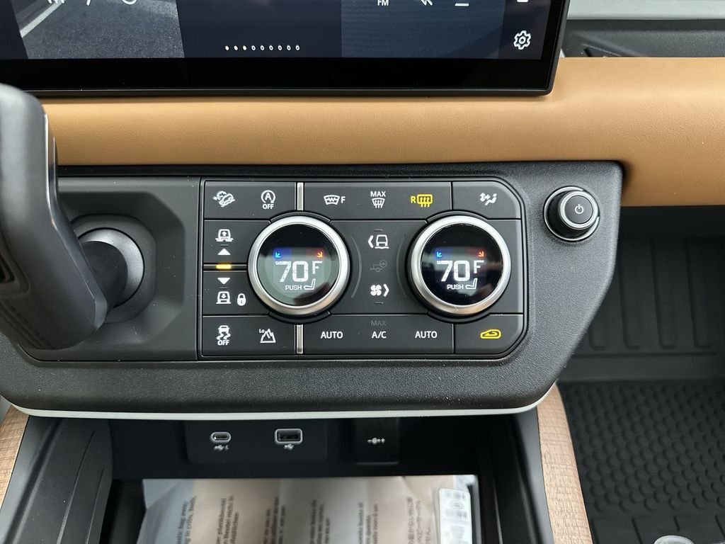 Used 2024 Fuji White Land Rover X-Dynamic SE image 18
