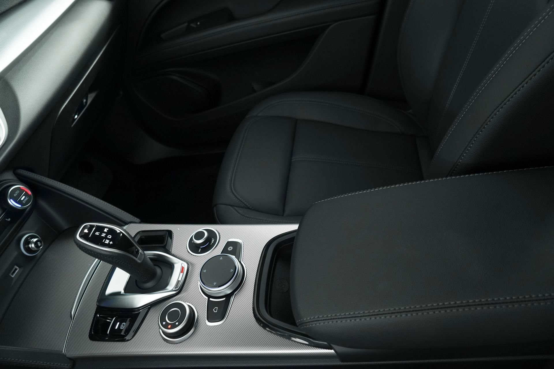 New 2025 Vesuvio Gray Metallic Exterior Paint Alfa Romeo Base image 28