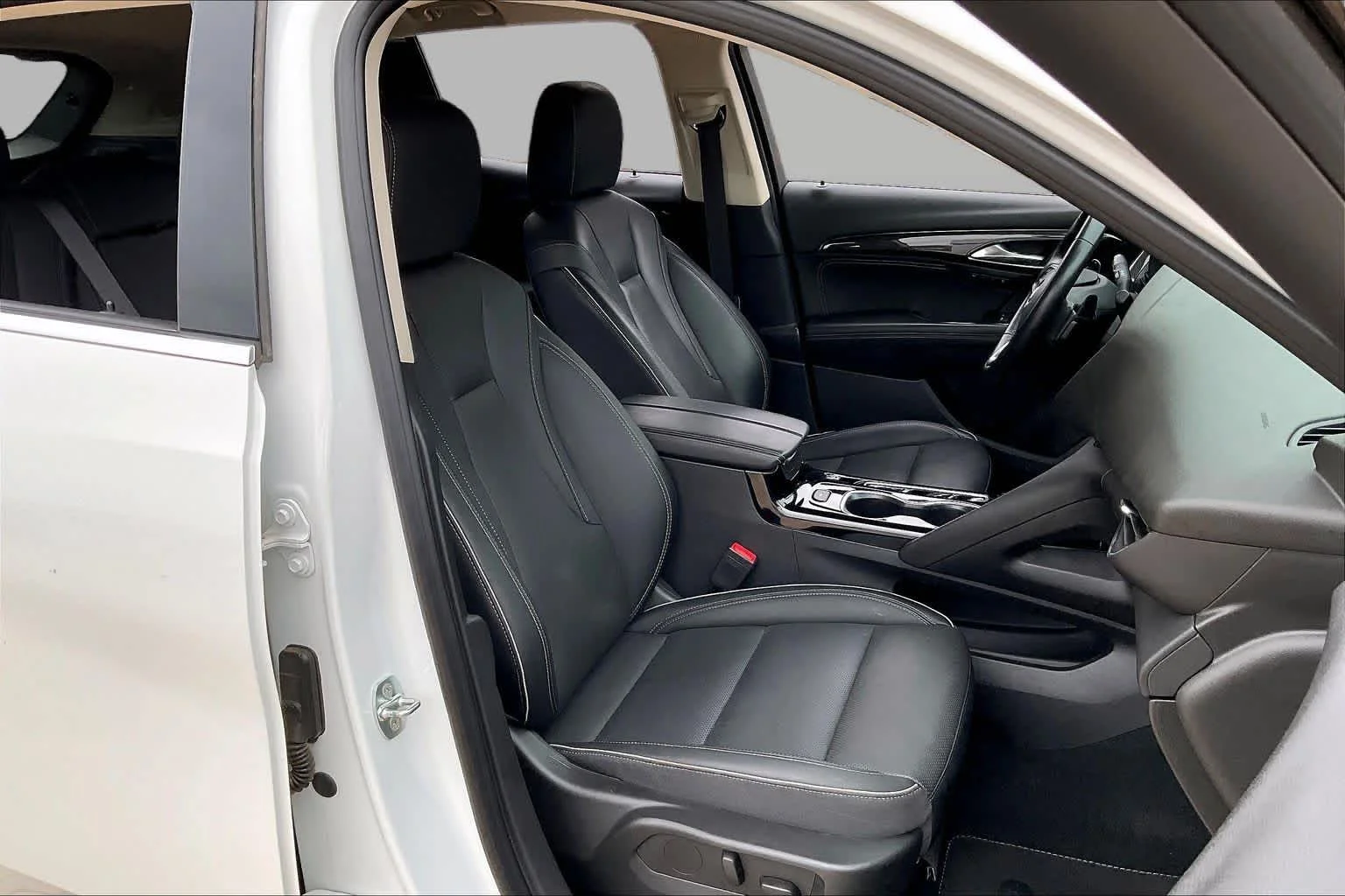 Used 2023 Summit White Buick Essence image 8