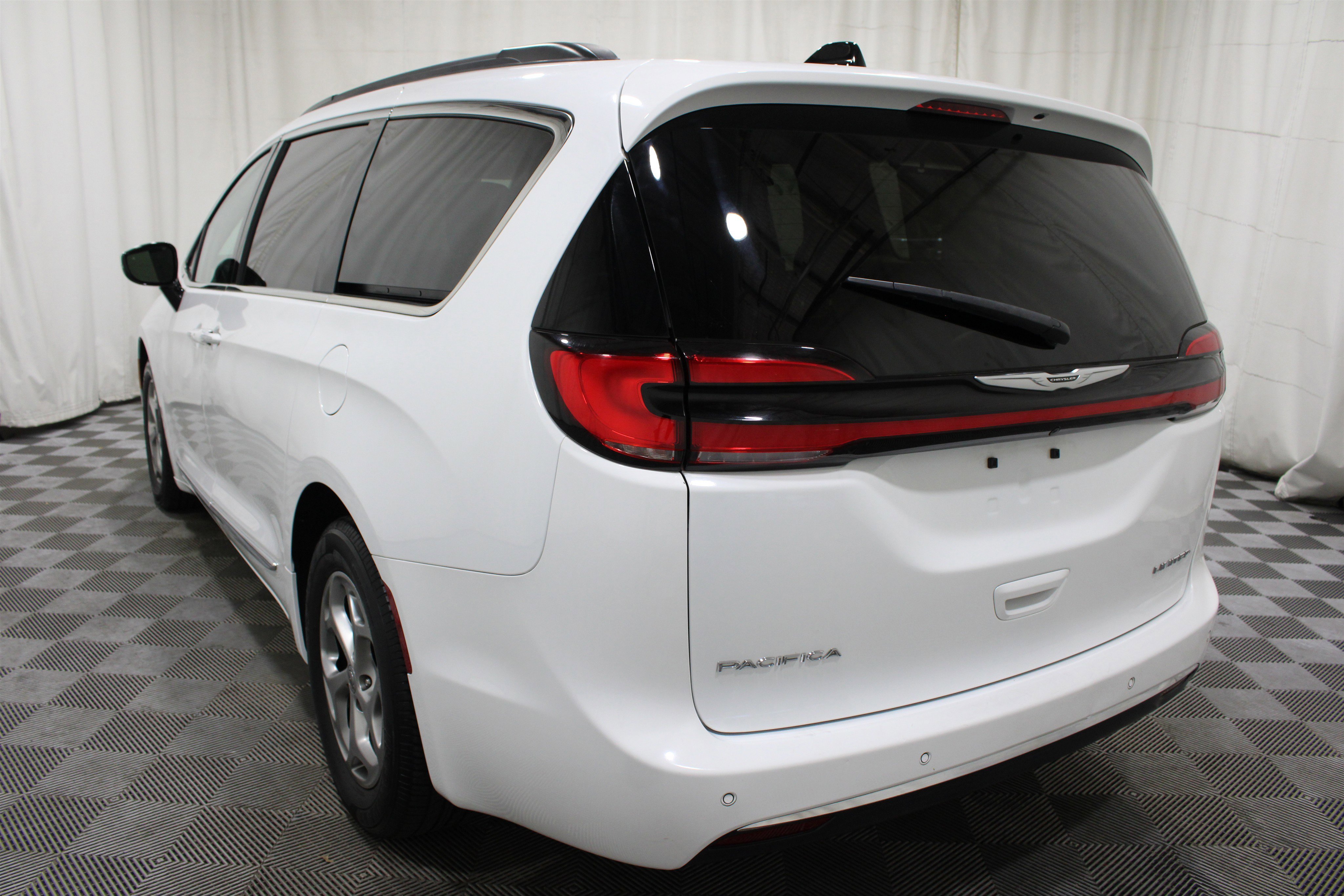 Used 2023 Bright White Clearcoat Chrysler Limited image 34