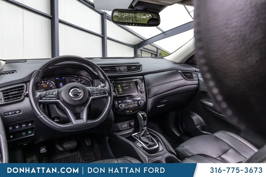 Used 2018 Silver Nissan SL image 16