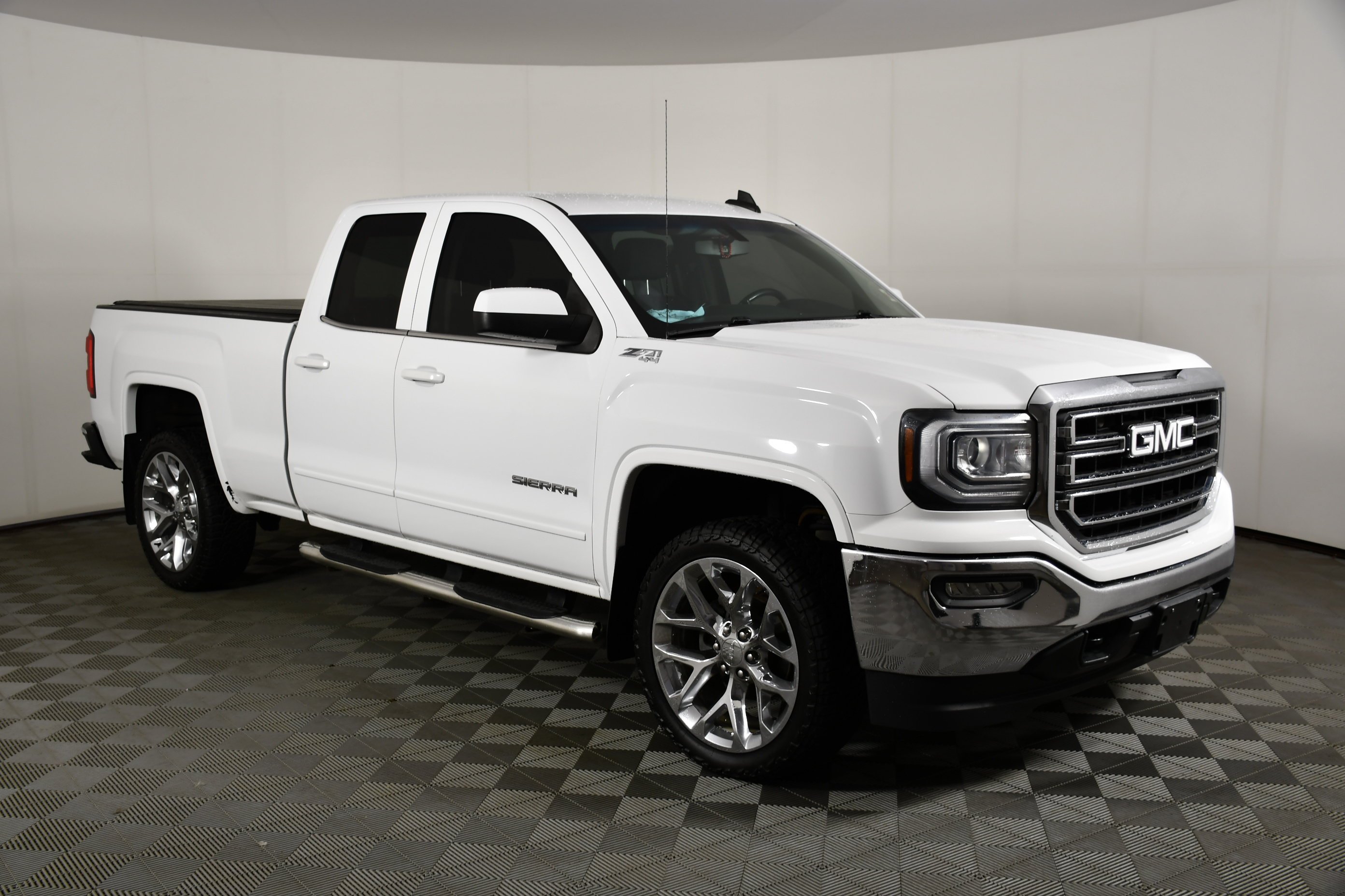 Used 2018 Summit White GMC SLE image 4