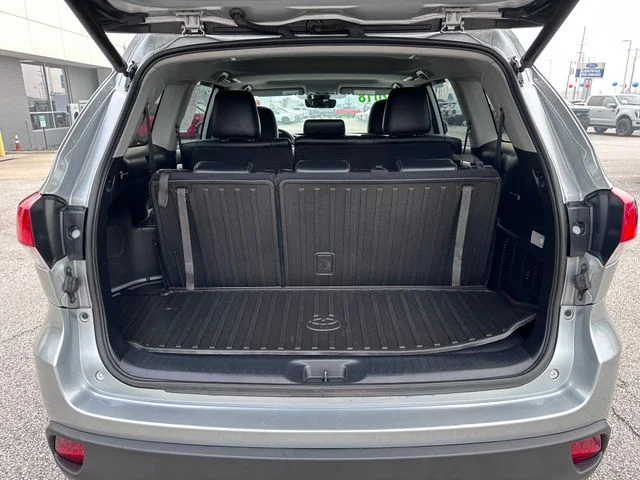 Used 2018 Silver Toyota XLE image 7