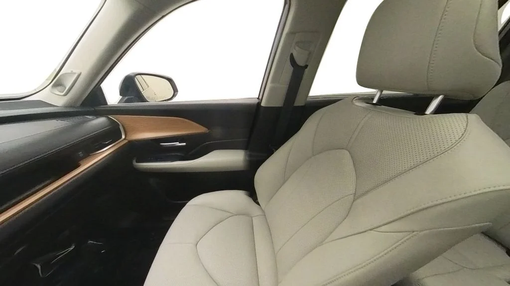 Certified Used 2025  Toyota Limited image 32