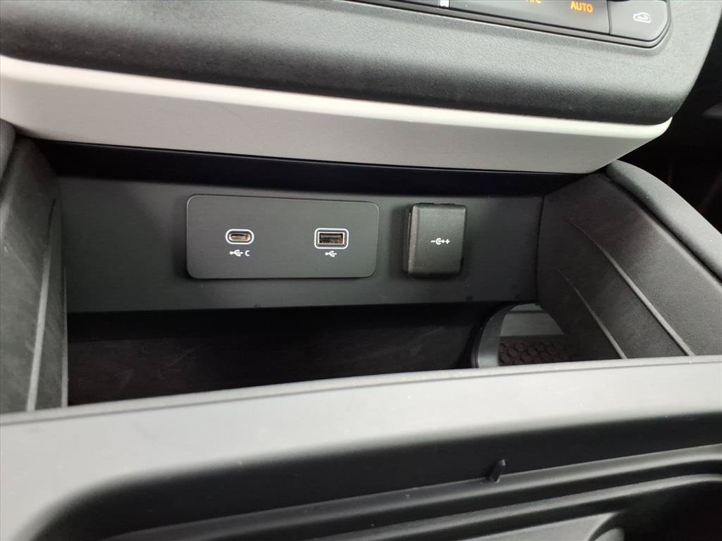 Certified Used 2023 Carpathian Grey Premium Metallic Land Rover SE image 18