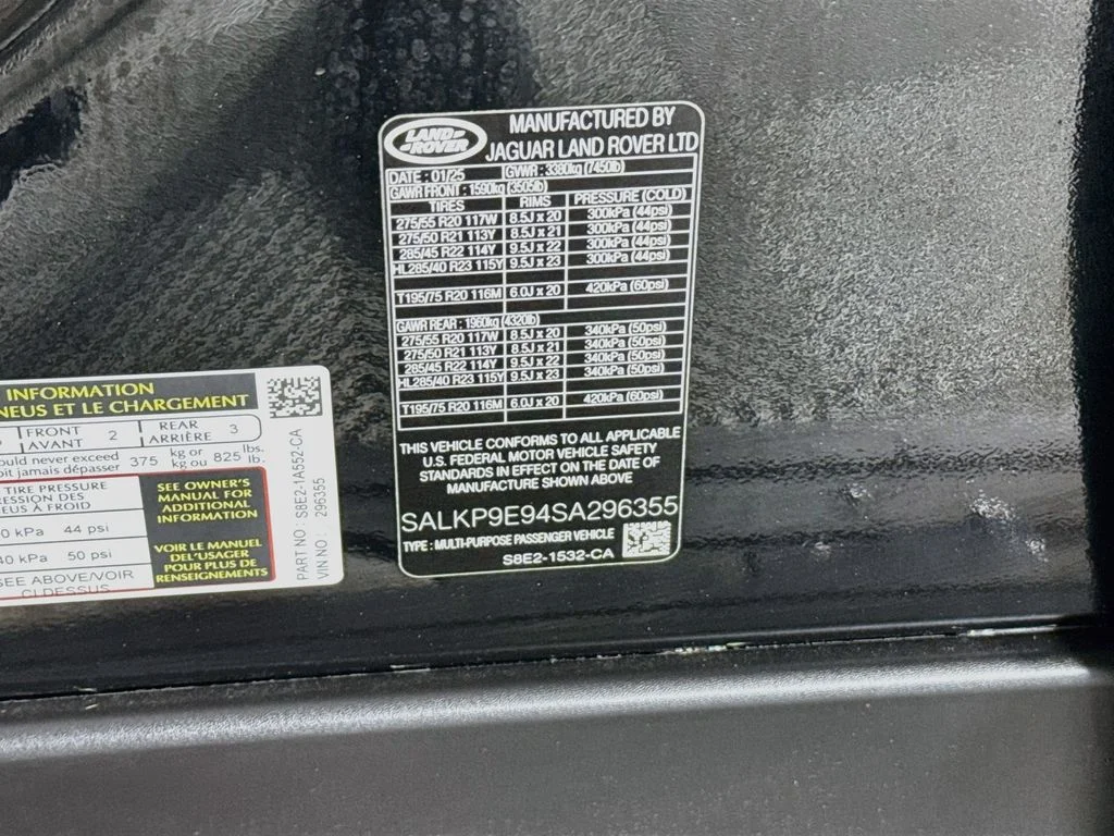 Certified Used 2025 Obsidian Black SV Bespoke Ultra Metallic Gloss Land Rover SE image 31