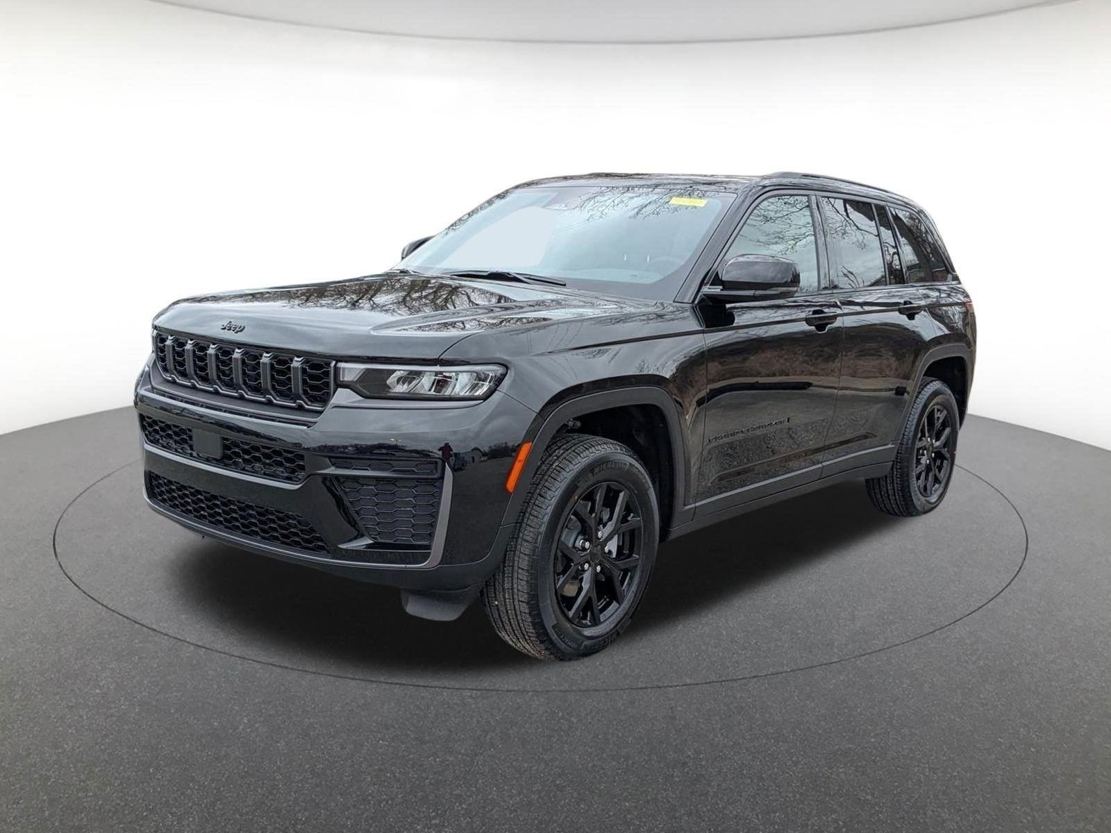 New 2026 Diamond Black Crystal Pearl-Coat Exterior Paint Jeep Laredo Altitude image 5