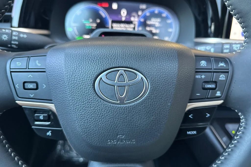 Used 2025 White Toyota Limited image 28