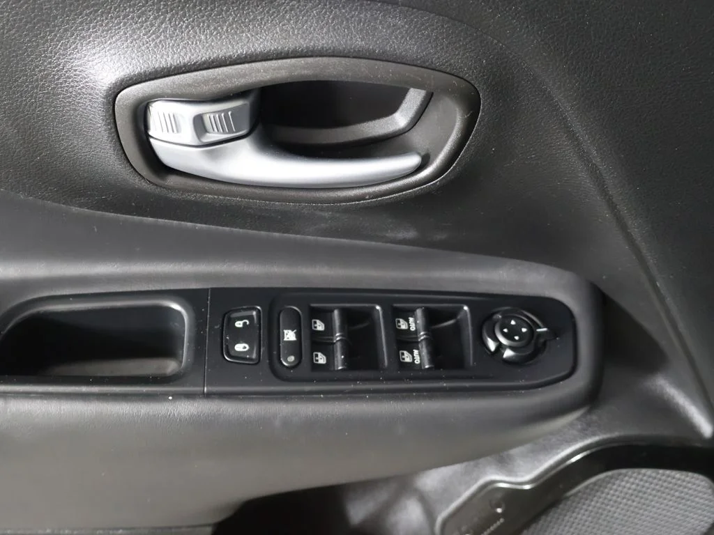 Used 2018 White Jeep Latitude image 30