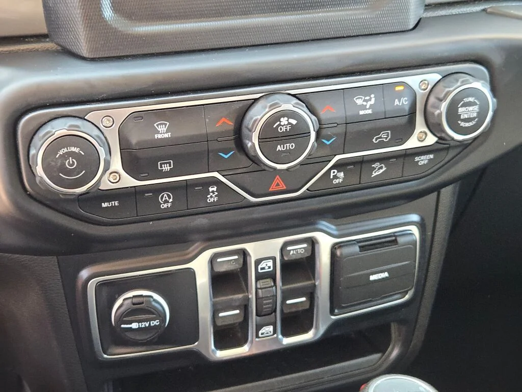 Used 2019 White Jeep Unlimited Sahara image 23