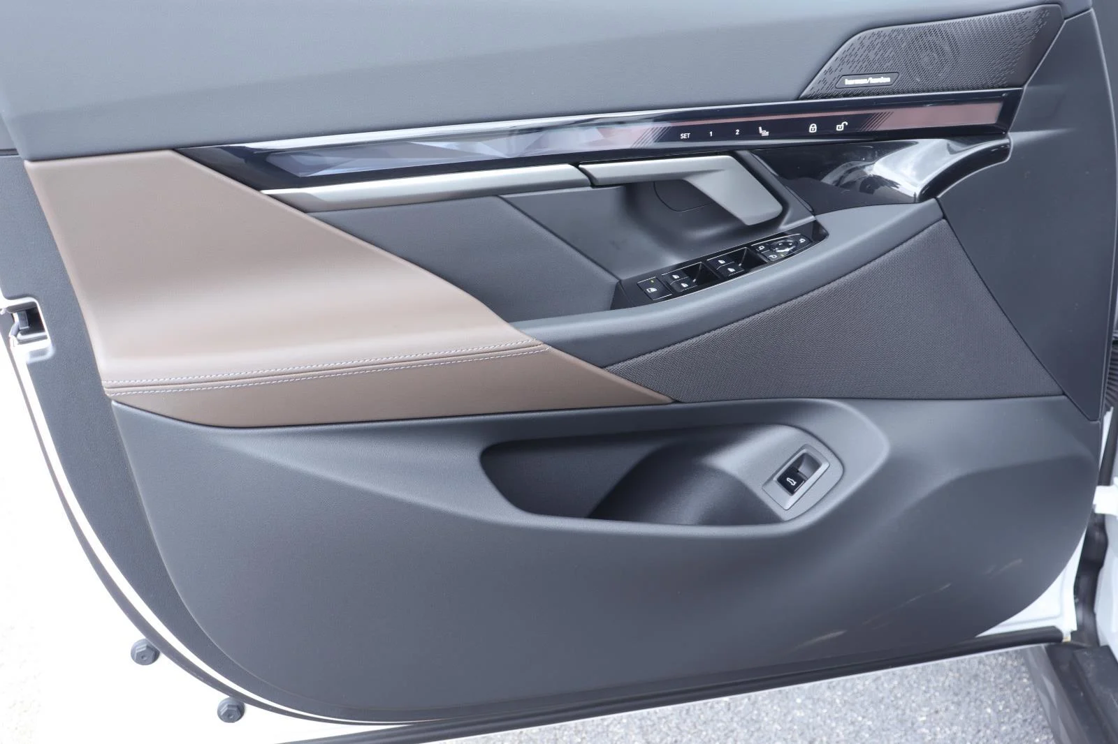 New 2027 Mineral White Metallic BMW 530i image 9