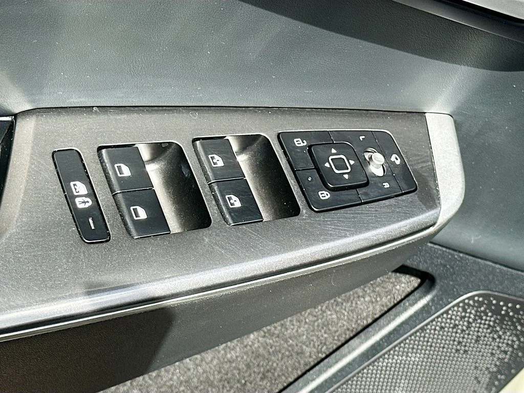Certified Used 2024  Kia Light image 18