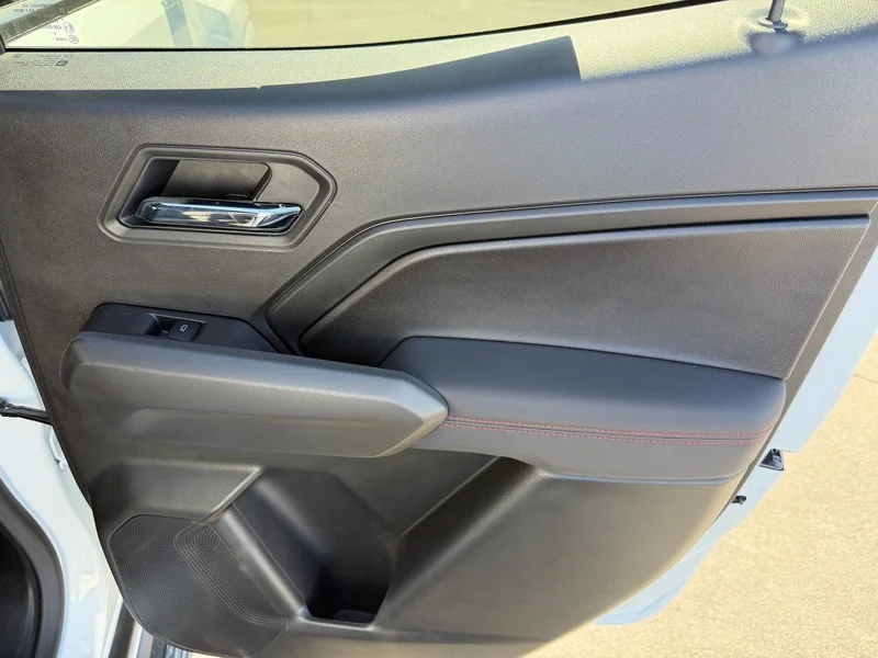 Used 2025 Summit White Chevrolet Z71 image 24