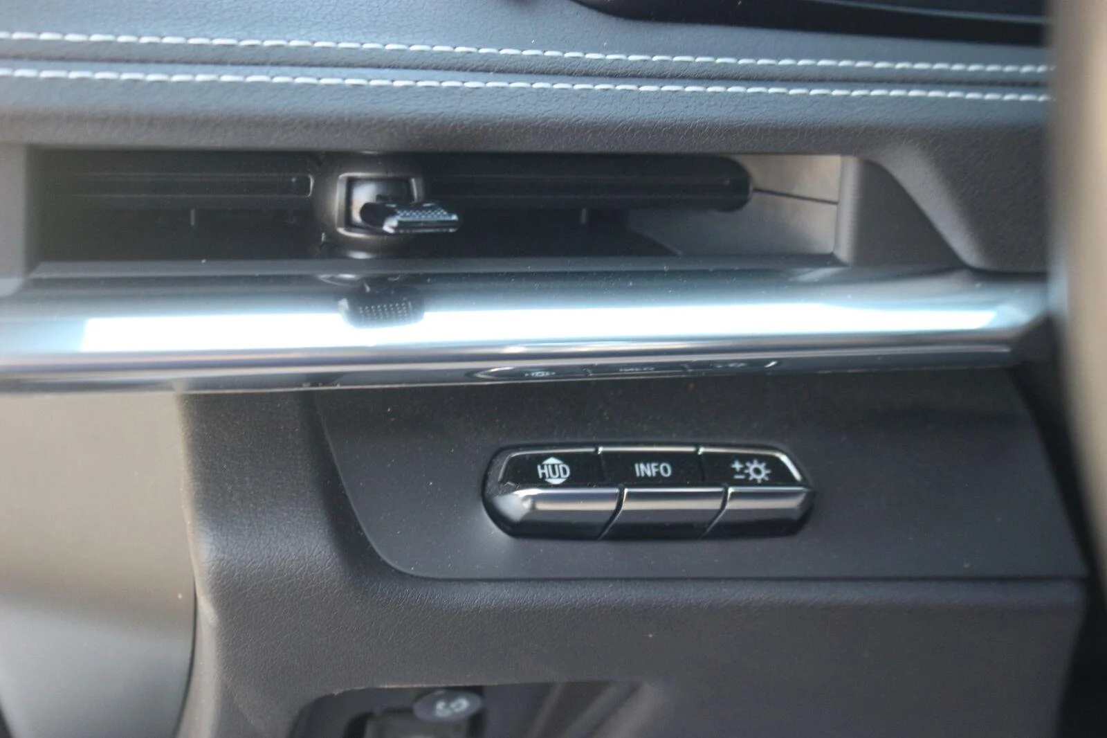 Used 2020 ARCTIC WHITE Chevrolet 2LT image 22