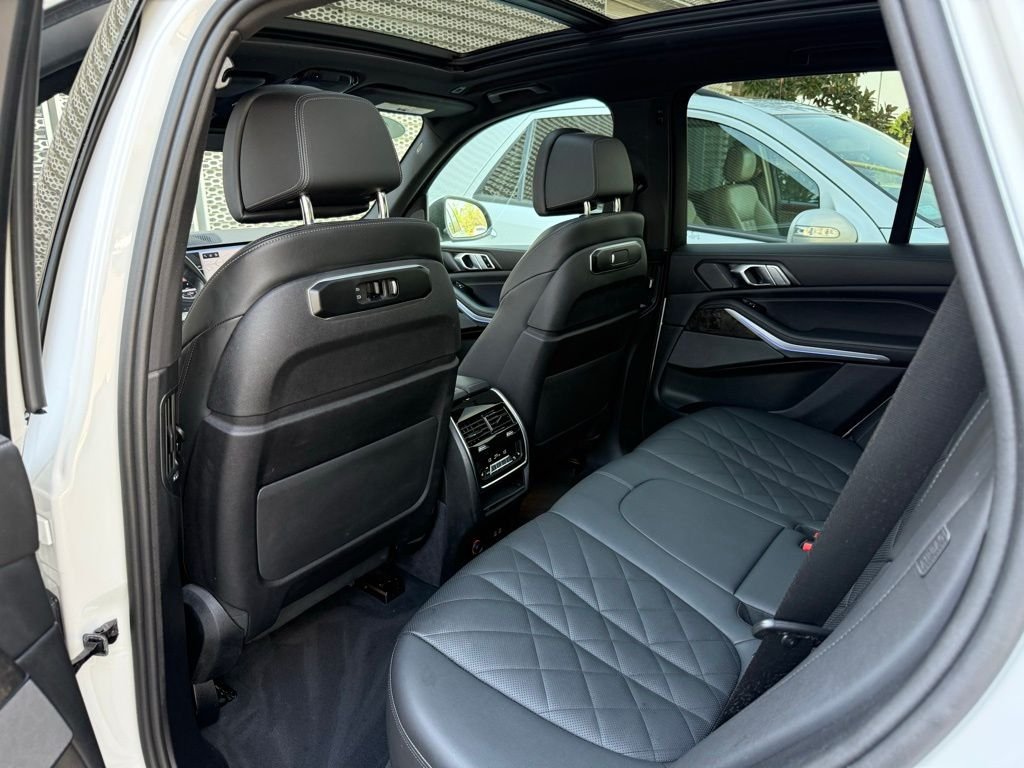 Used 2024 White BMW xDrive40i image 23