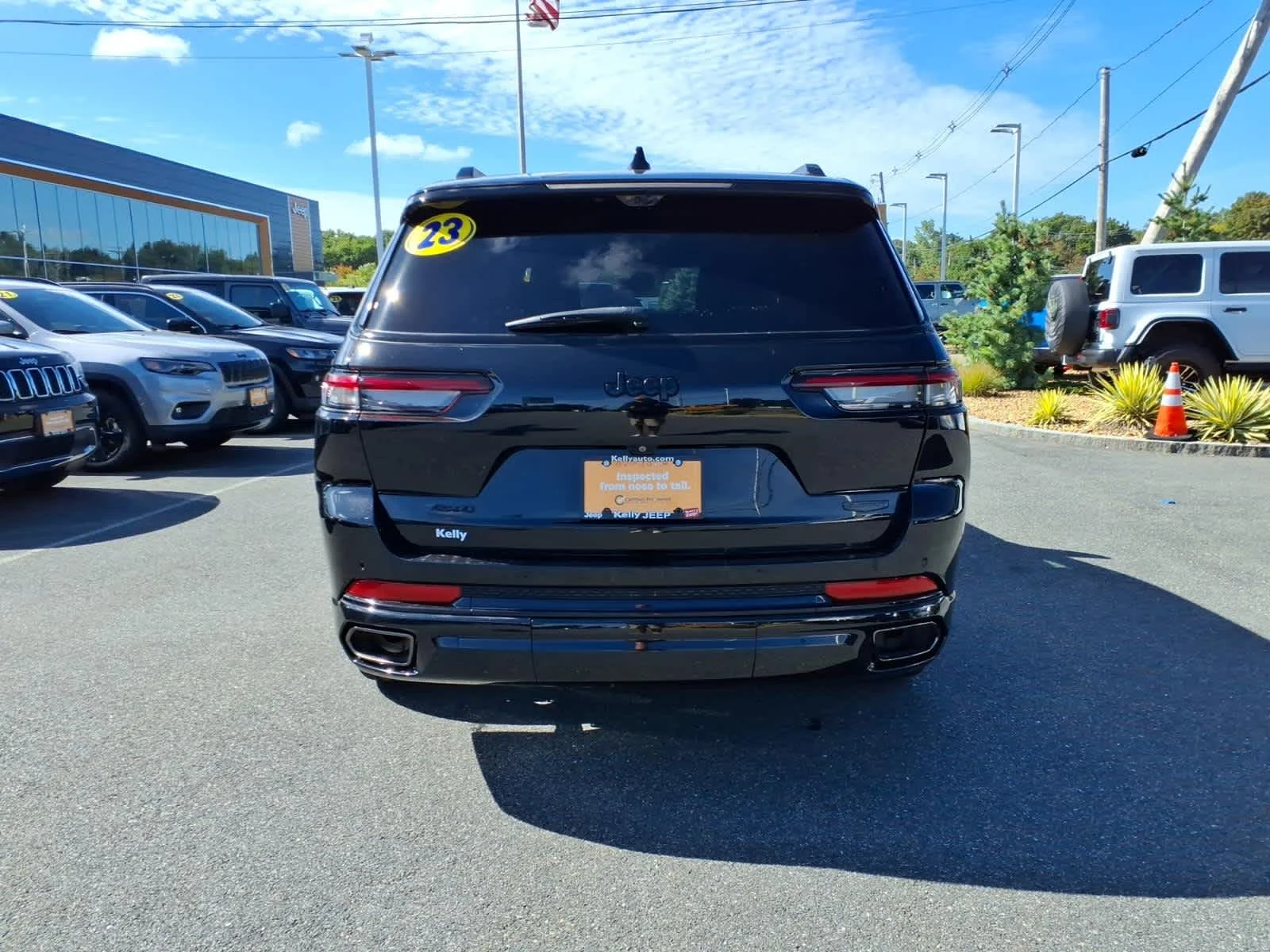 Certified Used 2023 Diamond Black Crystal Pearlcoat Jeep Summit Reserve image 9