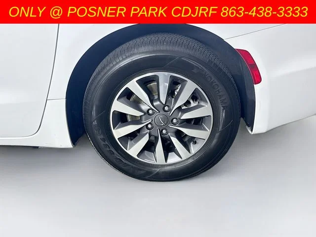 Used 2024 White Chrysler Select image 33