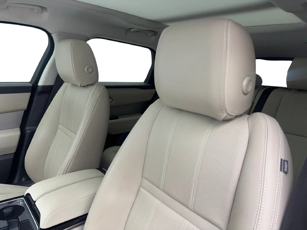Used 2023 White Land Rover R-Dynamic S image 32