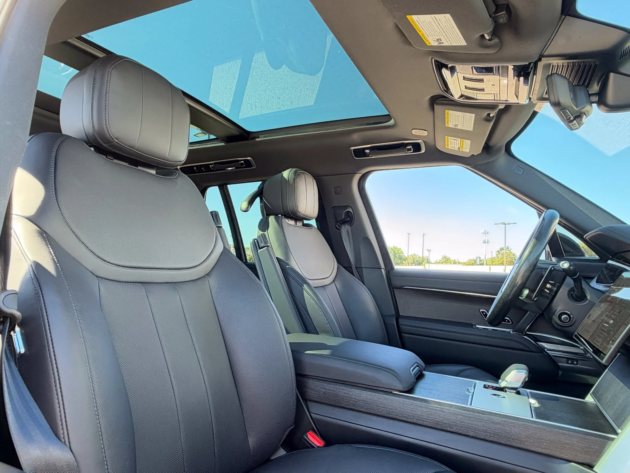 Used 2025 Green Land Rover SE image 27