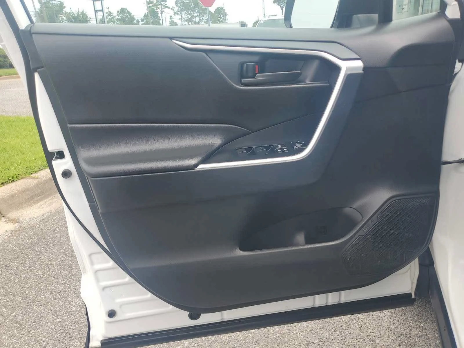 Used 2025 White Toyota Hybrid LE image 25