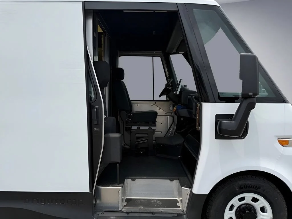 Used 2024 Oyster White BrightDrop EJY image 48