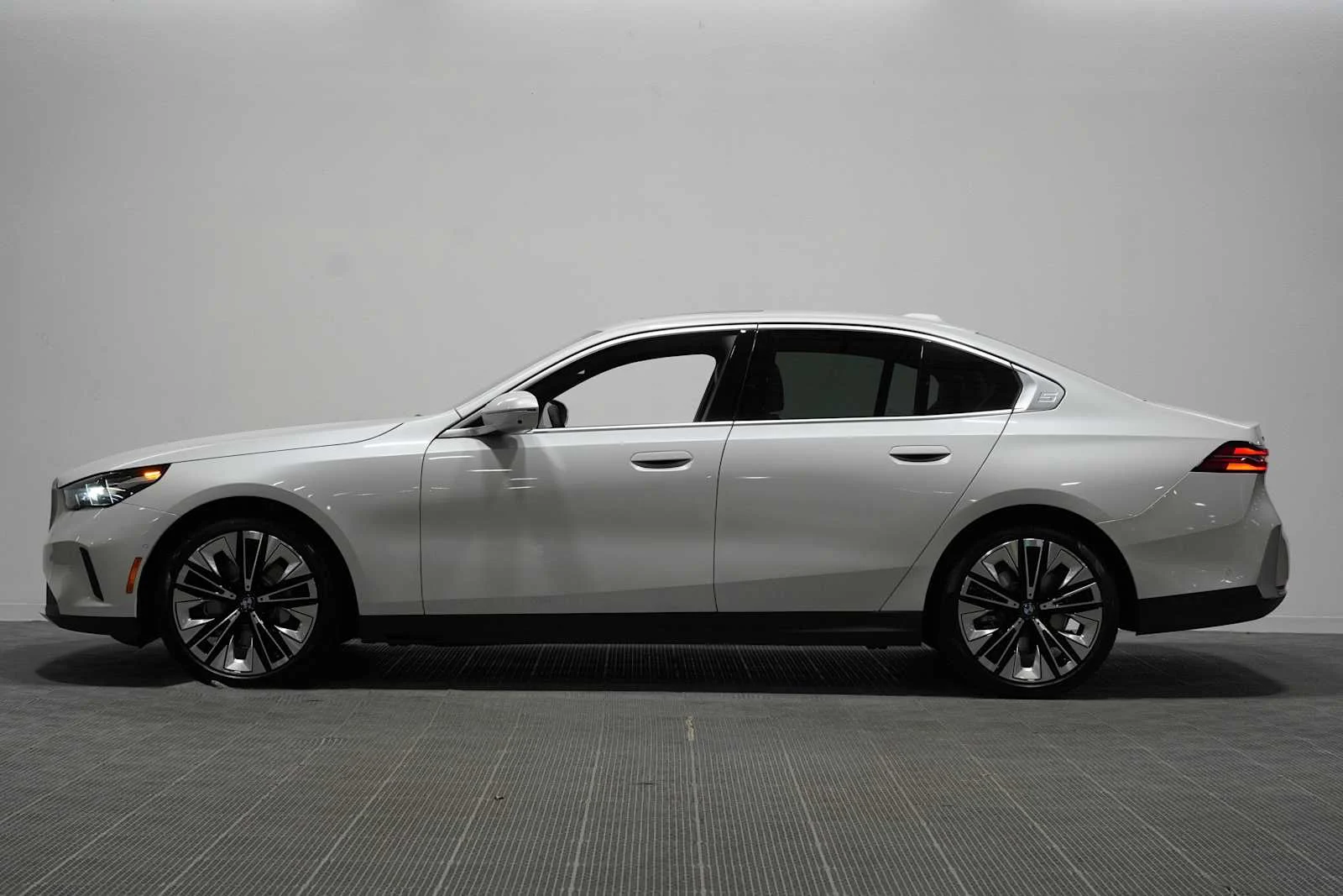 Used 2027 Mineral White Metallic BMW 530i image 4