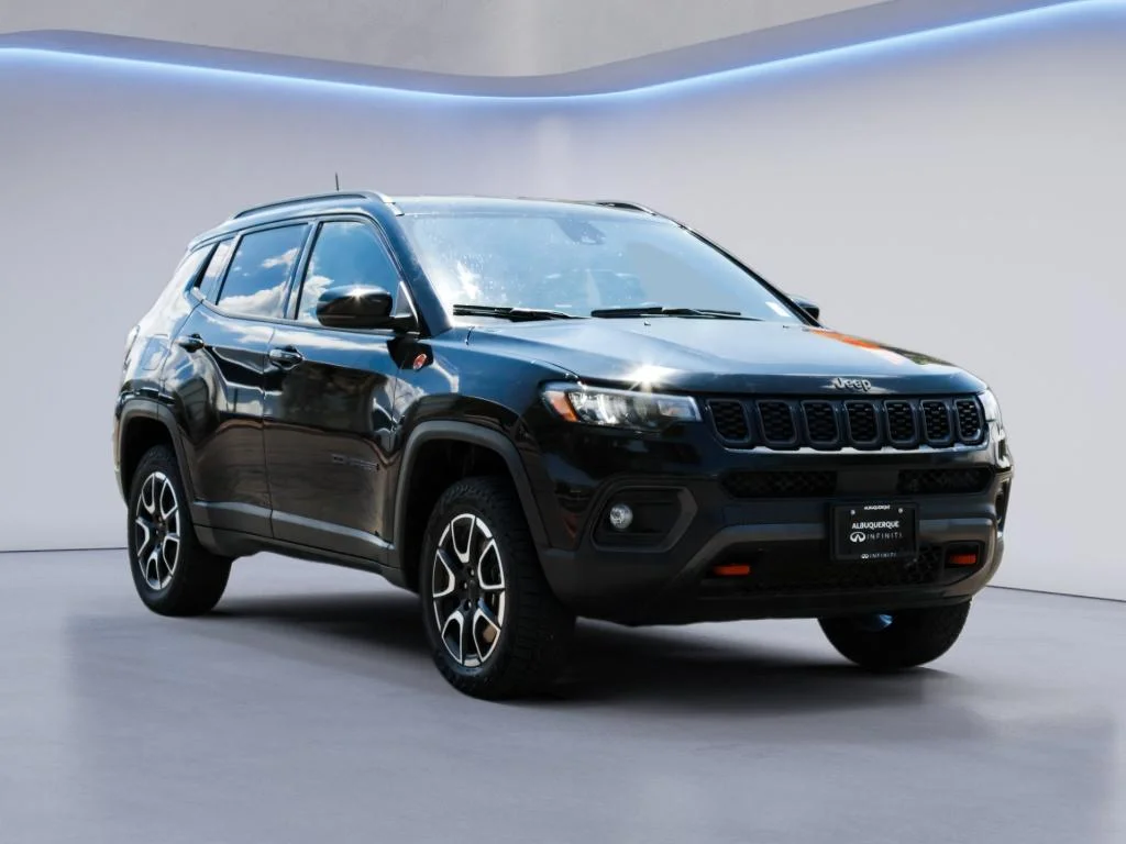 Used 2024  Jeep Trailhawk image 3