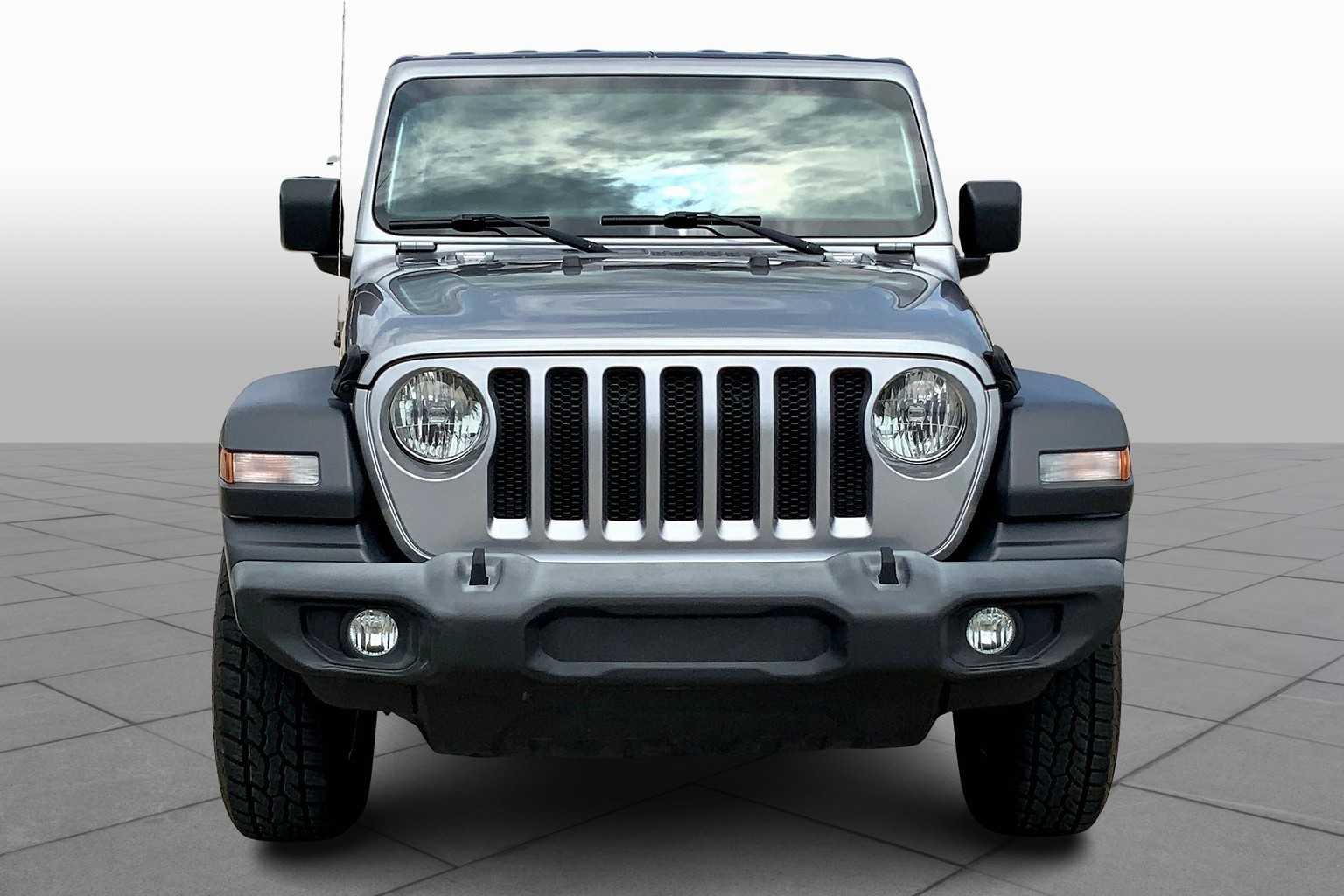 Used 2018 Billet Silver Metallic Clearcoat Jeep Sport S image 3