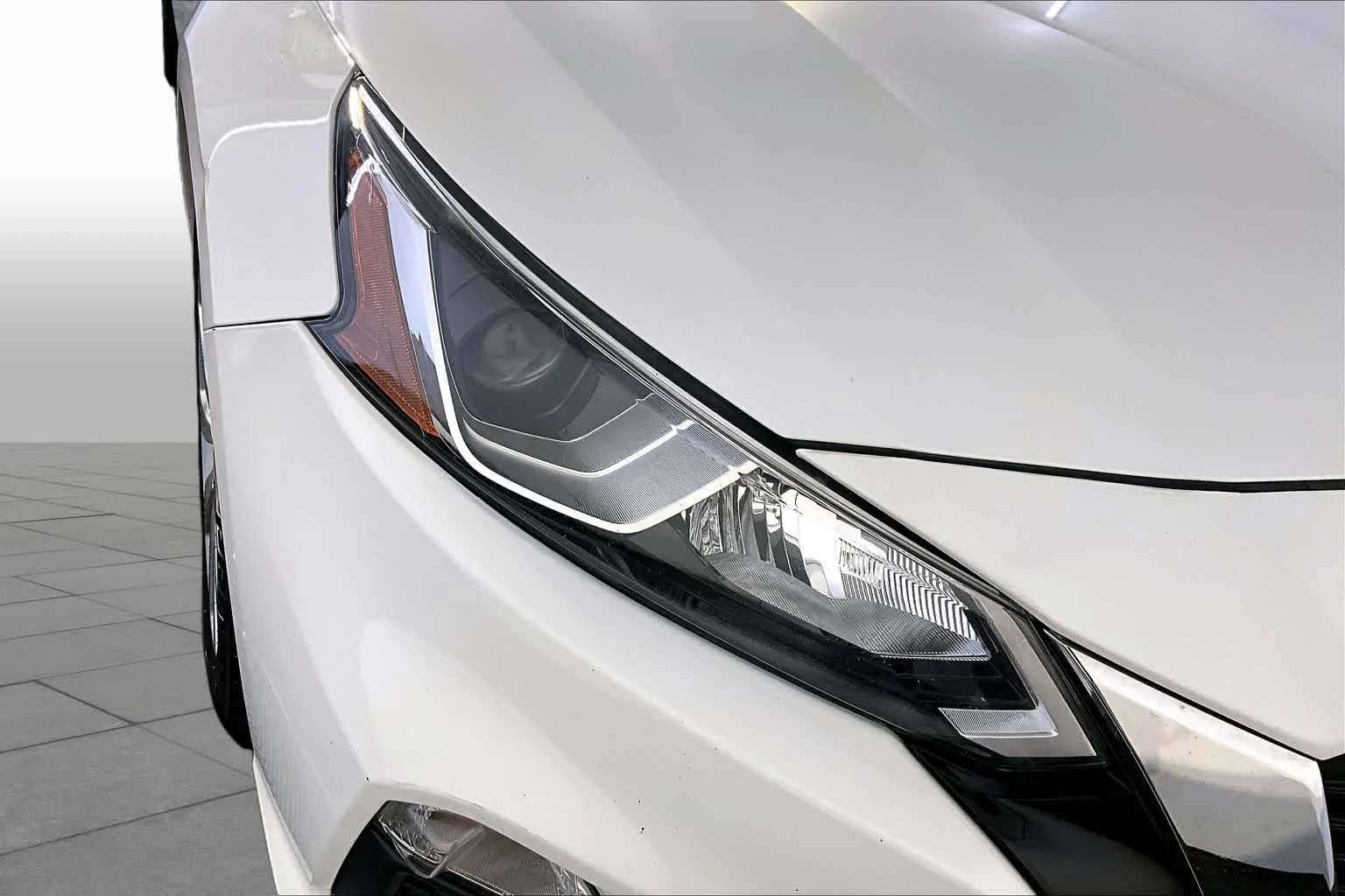 Used 2020 Glacier White Nissan 2.5 S image 27
