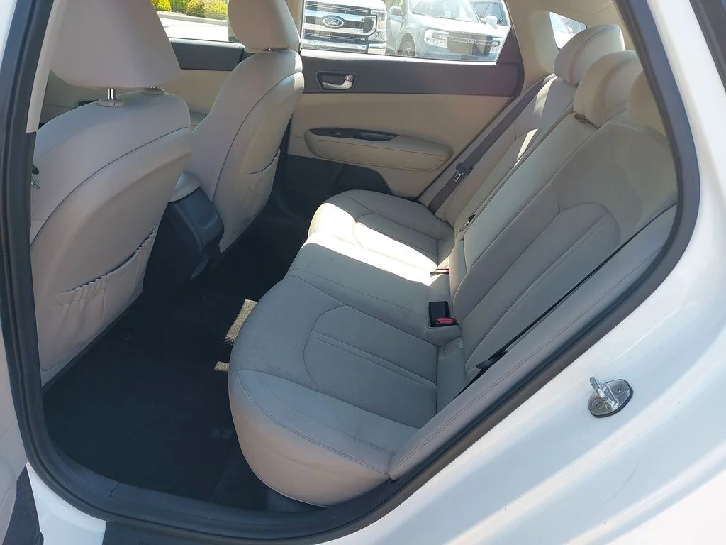 Used 2018 White Kia LX image 13