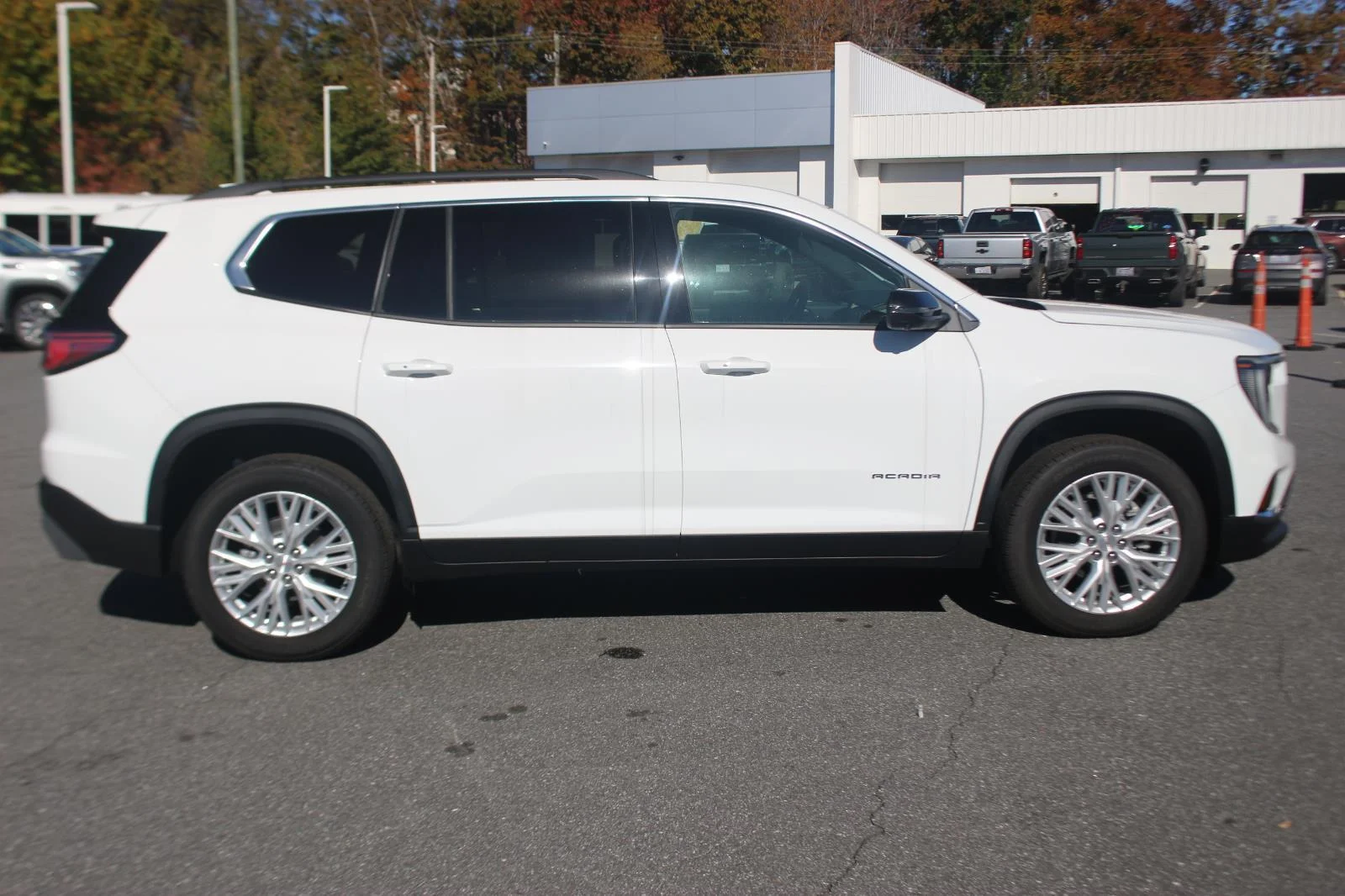 New 2025 Summit White GMC Elevation image 8